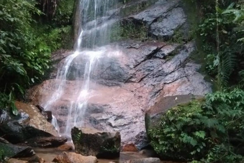 cachoeira da lapinha na trilha do monte crista